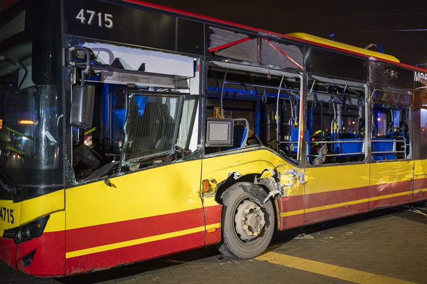 Tramwaj nr 10 wjechał w bok autobusu nr 107. Cztery osoby są lekko ranne